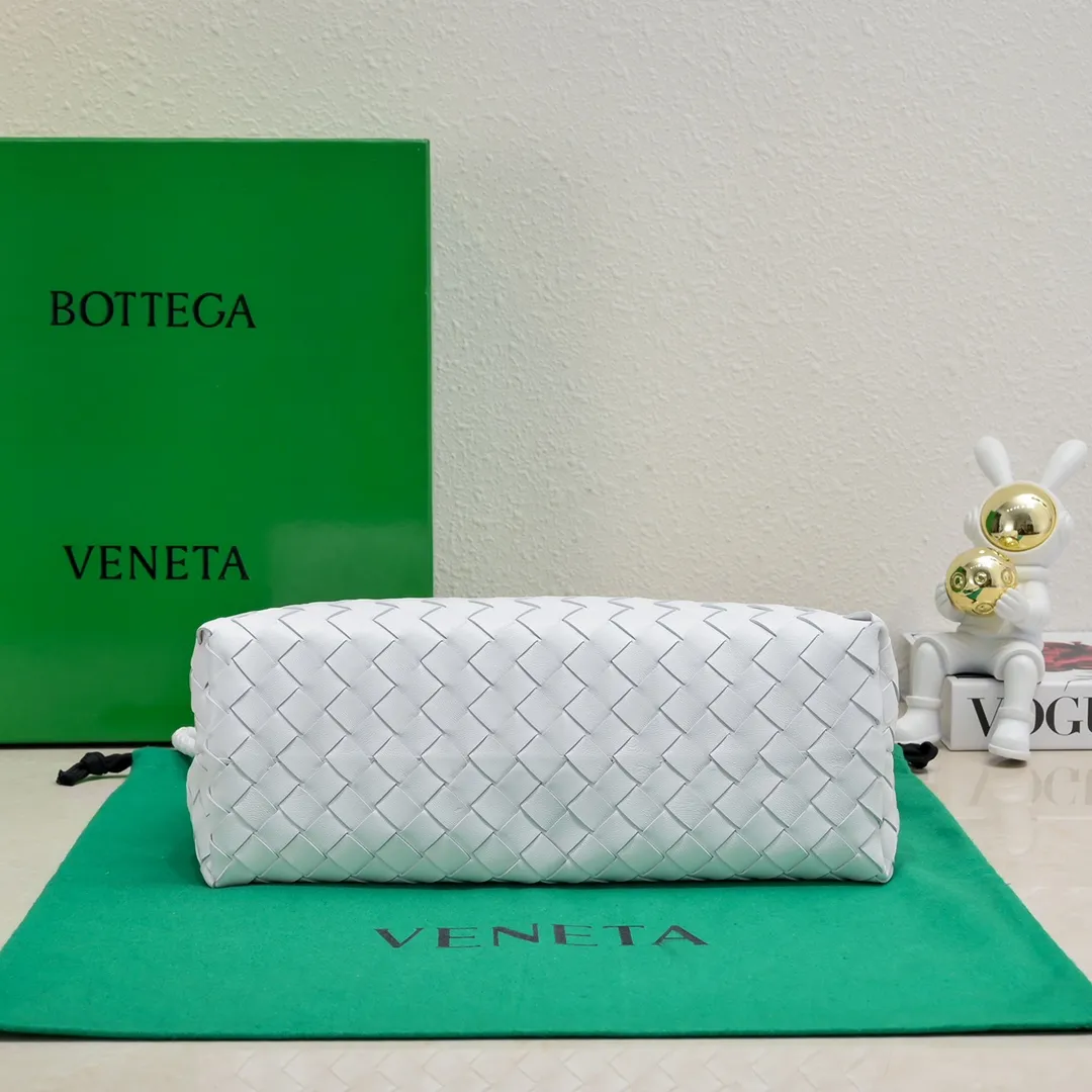 Batch 1960 #Bottega Veneta new horizontal Andiamo handbag, many stars have the same style 🎈 Classic full-body leather weaving with golden rope buckle, stable and chic enough [proud] The whole body is made of Nappa sheep leather, comfortable, soft and dynamic. The sliding metal rope buckle can adjust the shoulder strap, single shoulder / handbag / crossbody, multiple carrying methods, large bag capacity, suitable for commuting / daily / travel This bag is divided into small/medium/large sizes. There is always one that suits you, so take me with you🎀🎀 Size: 29x18x10 Model: 6463#